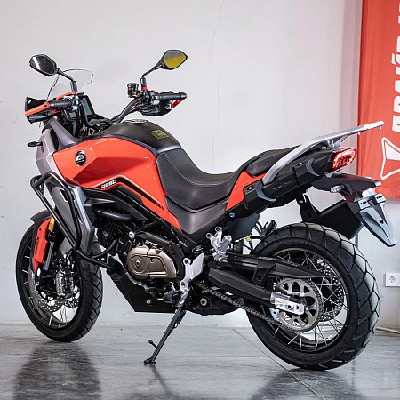 Мотоцикл QJ SVT 650X (красный) 2026г